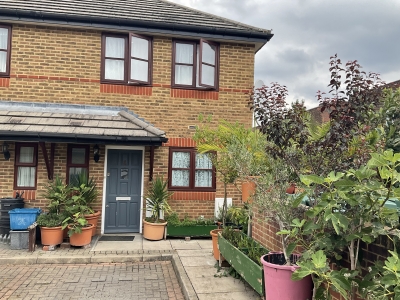 2 bedroom Semidetached house in Teddington   photo