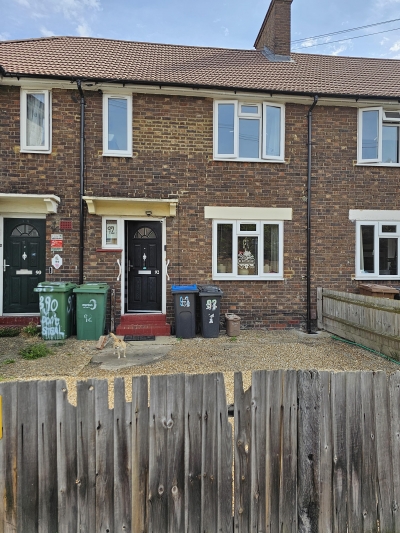 A 2 Bedroom Property in Mitcham   photo
