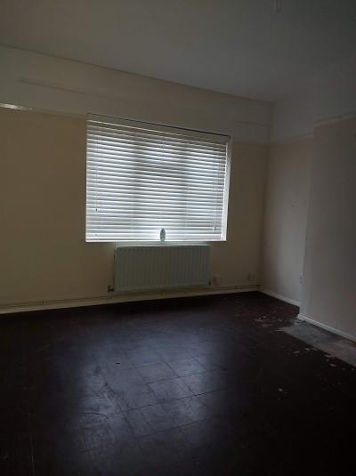 1 bed room looking for 2 bedroom with private garden