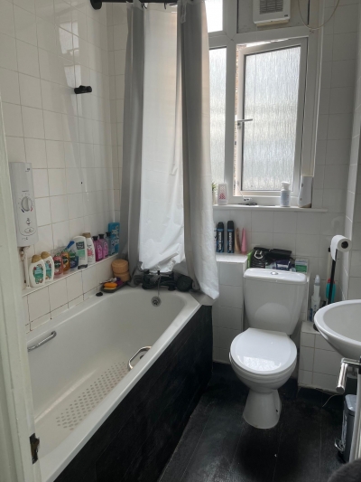 3 bedroom flat LOOKING for a 4 bedroom property house/flat/maisonette 