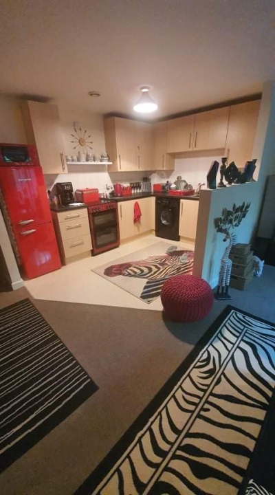 Spacious one bedroom with parking near beach in Hove