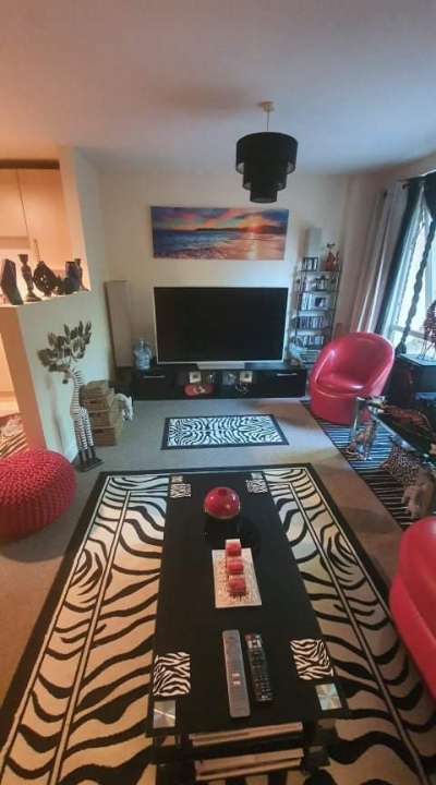 Spacious one bedroom with parking near beach in Hove